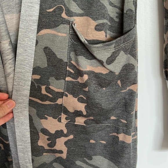 Magic Fit Women’s Camo Cardigan - Picture 3 of 5